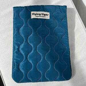 Flying Tiger padded tablet sleeve, 13 x 10 in, BNWT. In blue.